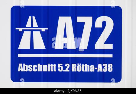 03 août 2022, Saxe, Rötha: A72 se trouve sur un conteneur du bureau de construction de l'autoroute 72 à Rötha. Alors que l'expansion de la dernière section du A72 continue, le B95 autour d'Espenhain est démantelé. Une piste cyclable est actuellement en cours de construction entre Borna et Rötha, en utilisant en grande partie les voies existantes de l'ancienne B95 comme base. Les travaux sur la pièce maîtresse se poursuivront jusqu'à la mi-octobre. Ensuite, l'ancienne autoroute fédérale très fréquentée deviendra la route nationale 242 avec des bandes vertes bordées et de l'espace pour les piétons et les cyclistes. Photo: Hendrik Schmidt/dpa Banque D'Images