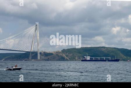 Istanbul, Turquie. 03rd août 2022. Le cargo Razoni passe le pont Yavuz Sultan Selim au-dessus de la rivière Bosperus. Le Razoni, marqué par la Sierra Leone, chargé de 26 000 tonnes de maïs, est le premier cargo à quitter l'Ukraine depuis l'invasion russe, en partant d'Odessa lundi, 1 août 2022. Sa destination finale est le Liban. Crédit : Anne Pollmann/dpa/Alay Live News Banque D'Images