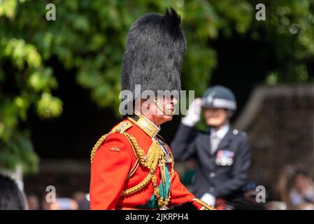 Prince Charles, Prince de Galles, colonel des gardes galloises à Trooping the Colour 2022, Queen's Birthday Parade, The Mall, Londres Banque D'Images