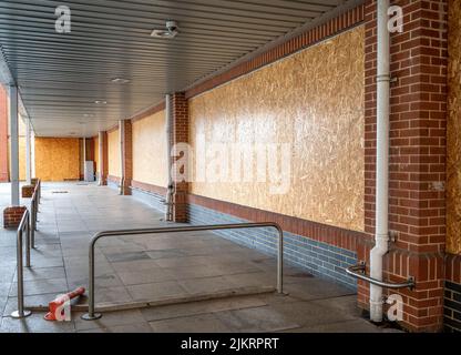 A embarqué les fenêtres d'un supermarché qui a récemment fermé. Banque D'Images