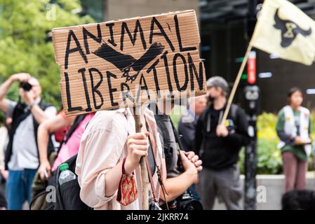 Manifestant de libération d'animaux portant un grand écriteau, Londres 2021 Banque D'Images
