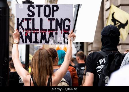 Stop Killing Animals écriteau and Protstors, Animal Rights March Londres 2021 Banque D'Images