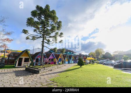 Canela, RS, Brésil - 19 mai 2022: Salon de l'artisanat de Canela de l'Association des artisans de Canelense. Huttes avec artisanat local à vendre. Banque D'Images