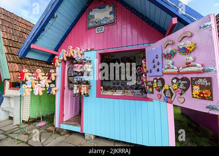 Canela, RS, Brésil - 19 mai 2022 : cabane avec artisanat local à vendre à la Foire de l'artisanat de Canela. Banque D'Images