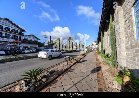 Canela, RS, Brésil - 19 mai 2022: Vue sur le trottoir sur l'avenue Osvaldo Aranha, au centre-ville de Canela, en face de l'espace culturel Casa de Pedra. Banque D'Images