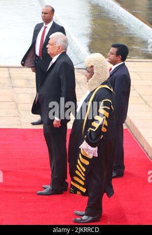 (220803) -- COLOMBO, le 3 août 2022 (Xinhua) -- le Président sri-lankais Ranil Wickremesinghe reçoit la garde d'honneur pour l'ouverture cérémonielle de la troisième session du Parlement de 9th à Sri Jayawardenepura Kotte, Sri Lanka, le 3 août 2022. Le président sri-lankais Ranil Wickremesinghe a exhorté mercredi les partis politiques à se joindre à lui pour établir un gouvernement à tous les partis qui peut sortir le Sri Lanka de la crise économique. Credit: Xinhua/Alay Live News Banque D'Images