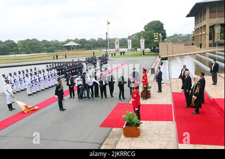 (220803) -- COLOMBO, le 3 août 2022 (Xinhua) -- le Président sri-lankais Ranil Wickremesinghe reçoit la garde d'honneur pour l'ouverture cérémonielle de la troisième session du Parlement de 9th à Sri Jayawardenepura Kotte, Sri Lanka, le 3 août 2022. Le président sri-lankais Ranil Wickremesinghe a exhorté mercredi les partis politiques à se joindre à lui pour établir un gouvernement à tous les partis qui peut sortir le Sri Lanka de la crise économique. Credit: Xinhua/Alay Live News Banque D'Images