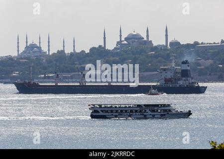 Bosphore, Istanbul, Turquie. 3 août 2022: Le navire de fret Razoni, battant pavillon Sierra-léonais, transportant 26 000 tonnes de maïs d'Ukraine, est passé par le Bosphore à Istanbul, en Turquie, sur le 3 août 2022. Dans le cadre du document "Safe Shipment of grain and agro from Ukrainian ports Initiative" signé entre la Turquie, la Fédération de Russie, l'Ukraine et les Nations Unies afin de contribuer à résoudre la crise mondiale des céréales, le navire à cargaison sèche Razoni, chargé de maïs, A été quitté du port d'Odessa la veille. Crédit : ZUMA Press, Inc./Alay Live News Banque D'Images