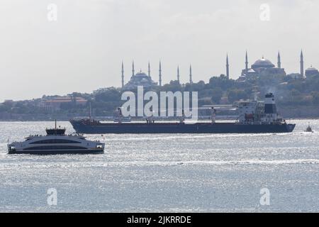 Bosphore, Istanbul, Turquie. 3 août 2022: Le navire de fret Razoni, battant pavillon Sierra-léonais, transportant 26 000 tonnes de maïs d'Ukraine, est passé par le Bosphore à Istanbul, en Turquie, sur le 3 août 2022. Dans le cadre du document "Safe Shipment of grain and agro from Ukrainian ports Initiative" signé entre la Turquie, la Fédération de Russie, l'Ukraine et les Nations Unies afin de contribuer à résoudre la crise mondiale des céréales, le navire à cargaison sèche Razoni, chargé de maïs, A été quitté du port d'Odessa la veille. Crédit : ZUMA Press, Inc./Alay Live News Banque D'Images