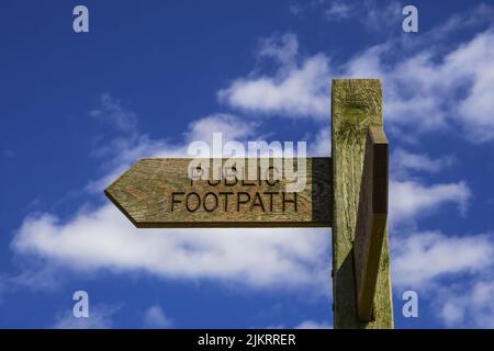 Panneau de sentier public en bois contre le ciel bleu Banque D'Images