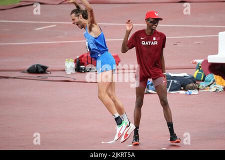 01 août 2021 - Tokyo, Japon: Mutaz Essa Barshim du Qatar et Gianmarco Tamberi de l'Italie décident de partager la Médaille d'or dans le saut-haut des hommes à Banque D'Images