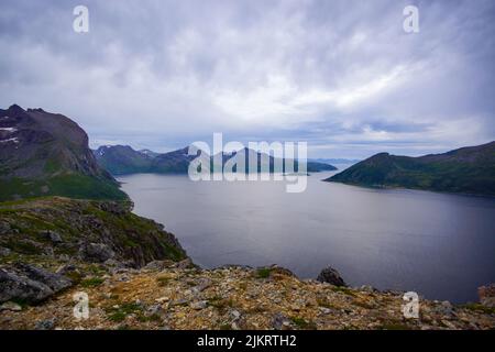 Ersfjord sur l'île de Kvaløya, vue d'été, Norvège du Nord Banque D'Images