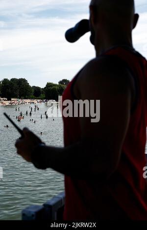 Berlin, Allemagne. 03rd août 2022. Un superviseur de natation observe les activités de baignade au Lido de Wannsee. Avec des températures autour de 33 degrés, de nombreux visiteurs sont attirés par la piscine extérieure. Credit: Carsten Koall/dpa/Alay Live News Banque D'Images