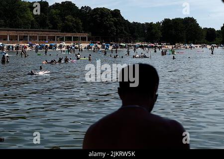 Berlin, Allemagne. 03rd août 2022. Un superviseur de natation observe les activités de baignade au Lido de Wannsee. À des températures d'environ 33 degrés il voit de nombreux visiteurs à la piscine extérieure. Credit: Carsten Koall/dpa/Alay Live News Banque D'Images