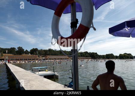 Berlin, Allemagne. 03rd août 2022. Un superviseur de natation observe les activités de baignade au Lido de Wannsee. Avec des températures autour de 33 degrés, de nombreux visiteurs sont attirés par la piscine extérieure. Credit: Carsten Koall/dpa/Alay Live News Banque D'Images