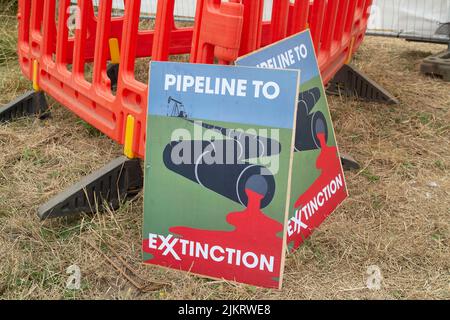 Chertsey, Surrey, Royaume-Uni. 3rd août 2022. Un tunneler expérimenté, activiste du climat, connu sous le nom de Digger, creuse actuellement un tunnel à Chertsey sur un terrain où ExxonMobil construit un nouveau gazoduc pour l'aviation à destination de Londres Heathrow. Le groupe Stop the Pipeline to Exxtinction n'exige aucun nouvel investissement ou expansion dans les infrastructures de combustibles fossiles. Crédit : Maureen McLean/Alay Live News Banque D'Images