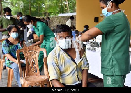 Colombo, Sri Lanka. 3rd août 2022. Les gens reçoivent des injections de rappel du vaccin COVID-19 à Colombo, au Sri Lanka, le 3 août 2022. Credit: Gayan Sameera/Xinhua/Alay Live News Banque D'Images