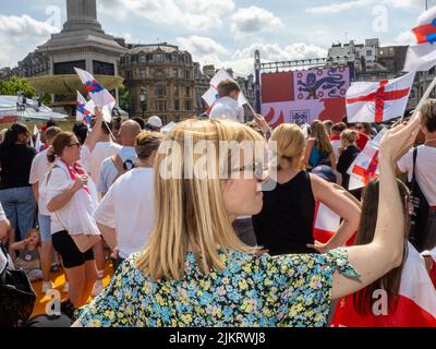 Les fans de l'Angleterre montrent leur soutien lors de la célébration de l'équipe féminine de l'Angleterre à Trafalgar Square sur 01 août 2022 à Londres. Banque D'Images