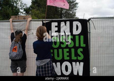 Chertsey, Surrey, Royaume-Uni. 3rd août 2022. Manifestants sur le site. Un tunneler expérimenté, activiste du climat, connu sous le nom de Digger, creuse actuellement un tunnel à Chertsey sur un terrain où ExxonMobil construit un nouveau gazoduc pour l'aviation à destination de Londres Heathrow. Le groupe Stop the Pipeline to Exxtinction n'exige aucun nouvel investissement ou expansion dans les infrastructures de combustibles fossiles. Crédit : Maureen McLean/Alay Live News Banque D'Images