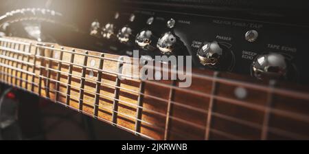 tour de cou et amplificateur de guitare électrique dans un studio d'enregistrement sonore. fond musical rock. banner Banque D'Images