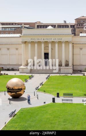 La sphère des jardins du Vatican dans une sphère Sculpture dans la cour des pins par Arnaldo Pomodoro, Rome, Italie Banque D'Images