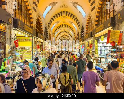 Istanbul, Turquie, 07.14.2022: Bazar égyptien (Misir Carsisi) ou marché aux épices aux heures d'ouverture. Shopping touristes historique Grand Bazar. Arcades Banque D'Images