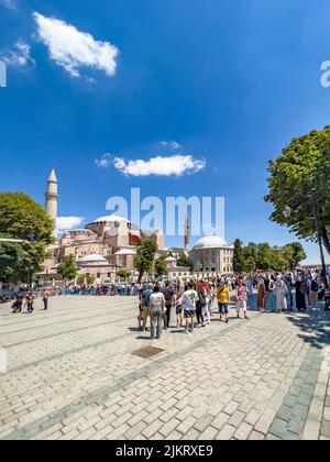 Istanbul - Turquie - 14 juillet 2022 : des foules de touristes internationaux se tenant en file d'attente pour visiter la magnifique et belle église Sainte-Sophie, musée, Banque D'Images