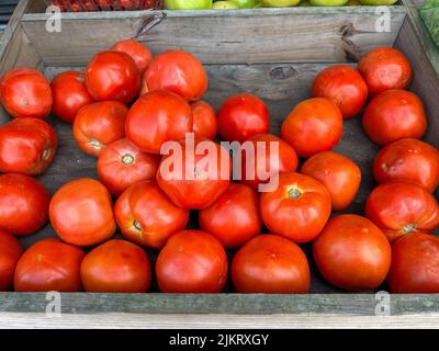 Tomates de Floride rouge vif dans un stand de fruits et légumes à Orlando, en Floride. Banque D'Images