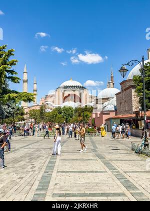 Istanbul - Turquie - 14 juillet 2022: La magnifique et belle église Sainte-Sophie, musée, mosquée visitée par les foules de touristes internationaux. Banque D'Images