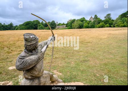 Vue sur le champ de bataille de Hastings en 1066 avec une sculpture en bois d'un guerrier normand, Battle, East Sussex, Angleterre. Banque D'Images