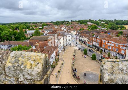 Vue depuis la plate-forme d'observation sur le toit de l'abbaye, au-dessus du centre-ville de Battle et de High Street, East Sussex, Angleterre. Banque D'Images