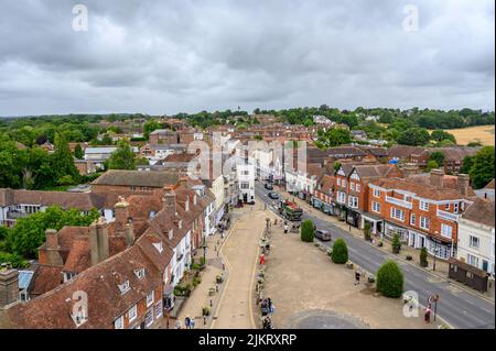 Vue depuis la plate-forme d'observation sur le toit d'Abbey Battlement, au-dessus du centre-ville de Battle et de High Street, East Sussex, Angleterre. Banque D'Images