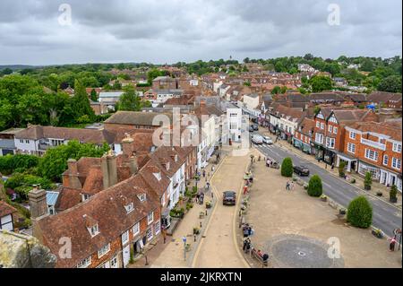 Vue depuis la plate-forme d'observation sur le toit d'Abbey Battlement, au-dessus du centre-ville de Battle et de High Street, East Sussex, Angleterre. Banque D'Images