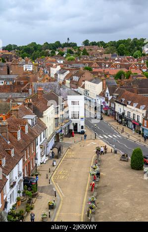 Vue depuis la plate-forme d'observation sur le toit d'Abbey Battlement, au-dessus du centre-ville de Battle et de High Street, East Sussex, Angleterre. Banque D'Images