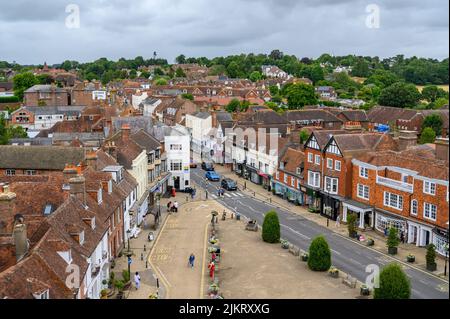 Vue depuis la plate-forme d'observation sur le toit d'Abbey Battlement, au-dessus du centre-ville de Battle et de High Street, East Sussex, Angleterre. Banque D'Images