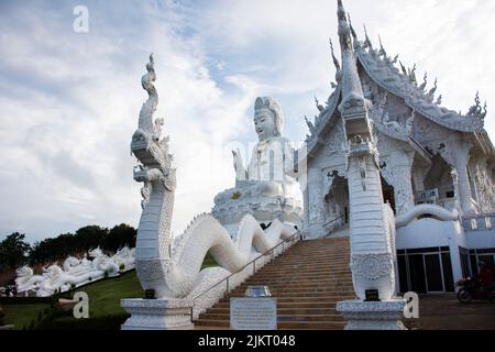 Statue de la déesse chinoise White Quan Yin ou Kuan Yin et église d'ouposot pour les gens thaïlandais les voyageurs visitent respect priing bénédiction à Wat Huay Pla Ka Banque D'Images