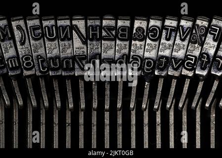 vue rapprochée des typos de machine à écrire mécanique vintage avec des lettres sur des têtes de frappe Banque D'Images