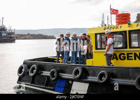 Istanbul, Turquie. 03rd août 2022. Les membres de la délégation inspectent le navire de cargaison Razoni, battant pavillon Sierra-léonais, transportant 26 000 tonnes de maïs de l'Ukraine au large de la côte nord-ouest d'Istanbul, à Turkya, mercredi, 3 août 2022. Photo par Gokhan Mert/UPI crédit: UPI/Alay Live News Banque D'Images