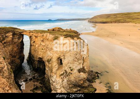 Arche de roche naturelle à Droskyn point avec la plage de Perran au-delà vue depuis le sommet de la falaise. Perranporth, Cornouailles, Angleterre, Royaume-Uni, Grande-Bretagne Banque D'Images