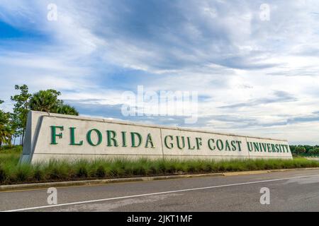 FORT MYERS, FL, États-Unis - 6 JUILLET 2022 : entrée et logo de marque de commerce à la Florida Gulf Coast University. Banque D'Images