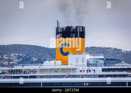 Bateau de croisière Costa Pacifica arrivant au port de croisière Italie de Gênes à Dusk Banque D'Images