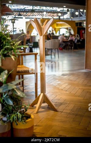 porte-manteaux dans un restaurant pour les sacs et les chapeaux des clients Banque D'Images