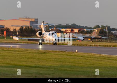 Gates Learjet 35A avion à réaction privé D-CFTG de Quick Air Jet Charter GmbH après l'atterrissage en soirée à l'aéroport de Londres Southend, Essex, Royaume-Uni. Lumière du coucher du soleil Banque D'Images