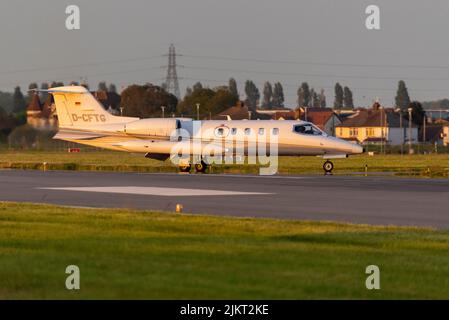 Gates Learjet 35A avion à réaction privé D-CFTG de Quick Air Jet Charter GmbH après l'atterrissage en soirée à l'aéroport de Londres Southend, Essex, Royaume-Uni. Lumière du coucher du soleil Banque D'Images