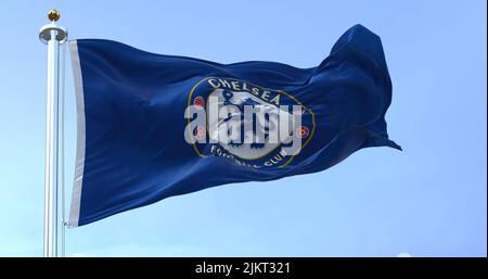 Londres, Royaume-Uni, 2022 mai : le drapeau du club de football de Chelsea agitant dans le vent par temps clair. Chelsea F.C. est un club de football professionnel basé à Fulha Banque D'Images