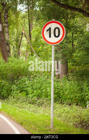 panneau de limite de vitesse pour le vélo dans le parc. Banque D'Images