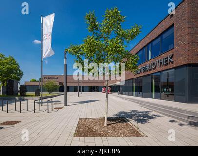 Allemagne, Ahaus, Westmuensterland, Muensterland, Westphalie, Rhénanie-du-Nord-Westphalie, NRW, mairie et bibliothèque municipale, sur l'herbe l'œuvre 'Annaeherung' de Piotr Sonnebut qui est un objet d'art de l'Euregio Kunstroute. Banque D'Images