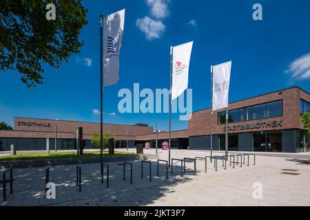 Allemagne, Ahaus, Westmuensterland, Muensterland, Westphalie, Rhénanie-du-Nord-Westphalie, NRW, mairie et bibliothèque municipale, sur l'herbe l'œuvre 'Annaeherung' de Piotr Sonnebut qui est un objet d'art de l'Euregio Kunstroute. Banque D'Images