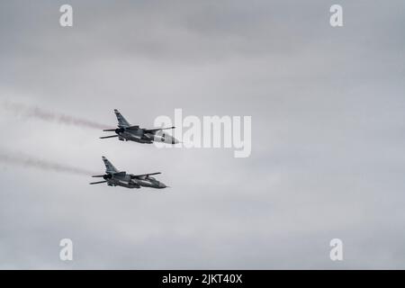 Russie, Saint-Pétersbourg, 28 juillet 2022 : des avions militaires et des hélicoptères de l'armée de l'air volent sur la ville à l'occasion de la célébration du jour de la Marine Banque D'Images