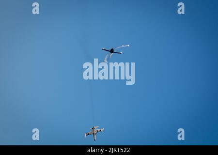 Tchèque L159 Alca Vzdušné síly combat Fighter Bomber Jet volant dans le ciel en formation lors du salon aérien NATO Days en République tchèque. Banque D'Images